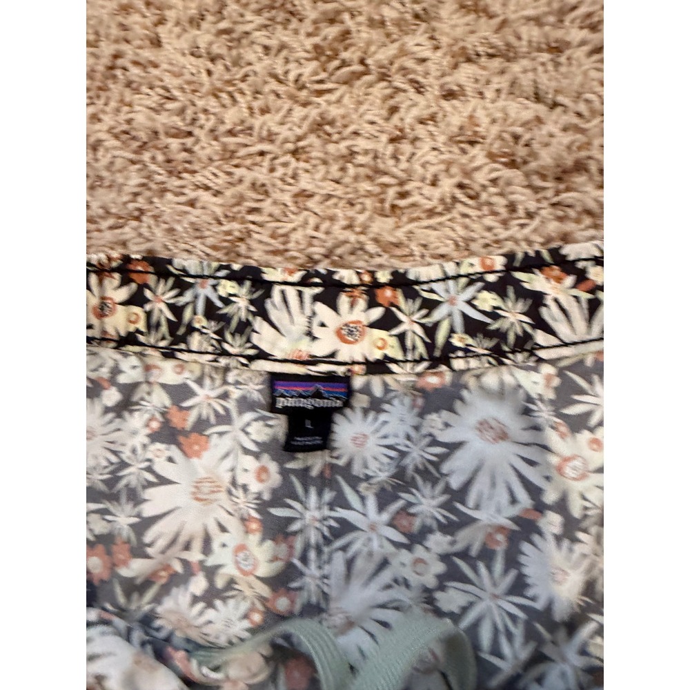 Patagonia Baggies Shorts Womens Large Black White Daisy Floral Print 2.5 Inseam - Picture 2 of 3
